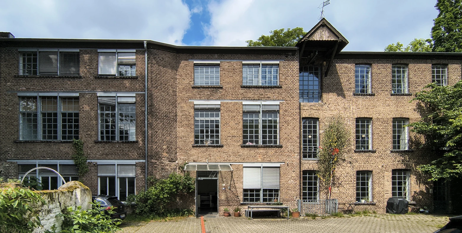 Innenhof der Alten Kaffeerösterei mit Backsteinfassade und Sprossenfenstern