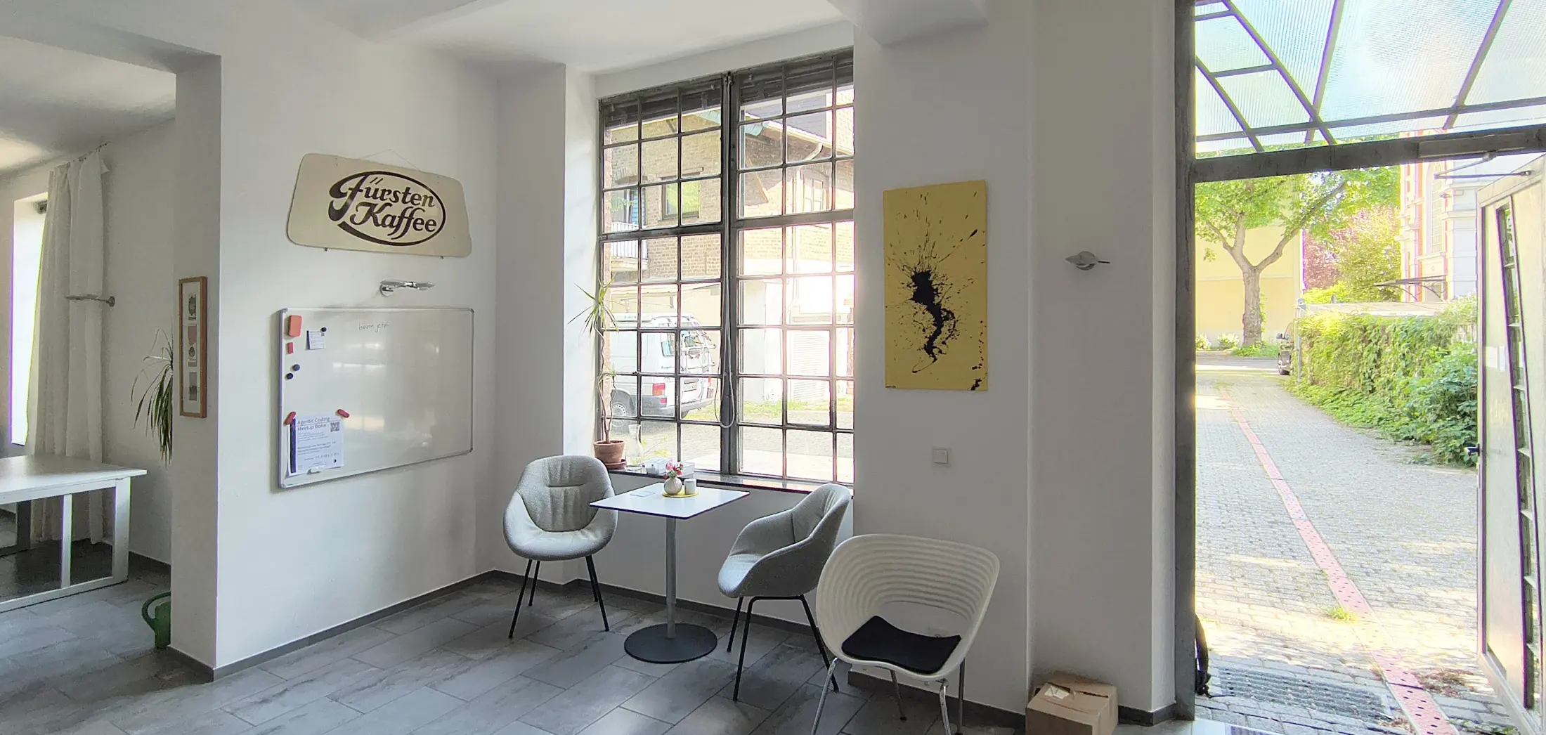 Lese- und Besprechungsecke mit Fürsten-Kaffee-Schild und Blick in den Hof
